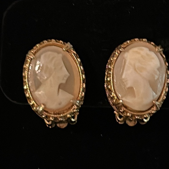 Jewelry - Vintage cameo clip on earrings